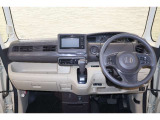 操作性に優れた運転席となります!小物入れや各ボタンの配置にこだわり、使いやすいです!座り心地もよく視認性も良好なのでロングドライブもお任せ下さい!