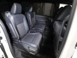 後席もゆとりあるスペースをしっかり確保しています。