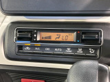 【オートエアコン】一度お好みの温度に設定すれば、車内の温度を検知し風量や温度を自動で調整。暑い&hellip;寒い&hellip;と何度もスイッチ操作をする必要はありません。快適な車内空間には必須の機能ですね♪