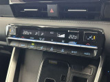 デュアルエアコンとは、運転席と助手席で、個別に温度設定ができる機能です。気温の感じ方は、人それぞれ違うもの。乗る人に優しい機能ですね。