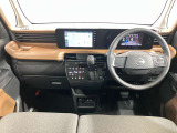 【運転席・助手席】運転席の足もともゆったりで長距離ドライブでも快適に★
