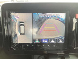 全方位カメラのフロントビュー画面です。切り替えしや駐車場から出発する際の周辺の障害物等の確認もしやすくなっております!