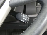 【レーダークルーズコントロール】(全車速追従機能付)付きです。車速に応じて追従支援してくれるので、ロングドライブも快適です。詳細は販売店スタッフまでおたずねください。