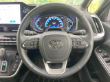 インテリアに合わせたデザインのステアリングは、運転される方のことも考え、運転しやすい形状、大きさです。是非一度、実際に触ってお確かめください。