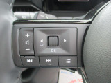 ステアリングにはさまざまなスイッチが付いておりますので運転しながらの操作も楽ちんです♪