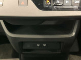 小物置きや、USB電源ソケット(タイプC)が前席中央にあり、便利に使えます☆
