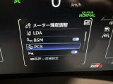 レーンディパーチャーアラートとは車線または走路からの逸脱の可能性を警告すると共に、車線または走路からの逸脱を避けるためのハンドル操作の一部を支援する機能です。詳細は販売店スタッフまでおたずねください。