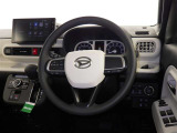 運転席まわりです。 各操作スイッチは使いやすい位置に配置されてます。