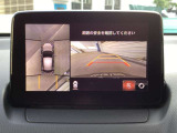 車体がシースルー(透過)して周囲の見通しを高めた設計の『360&deg;シースルービューモニター』を搭載。大きな車体でも、上空から見下ろす正確な視点で、狭い道や駐車をサポートします。