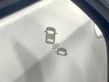 【ブラインドスポットインフォメーション】走行中、ドアミラーの死角になりやすい箇所に後続車が接近するとサイドミラー付近に警告を表示、ドライバーに注意喚起をしてくれます。