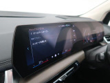 【カーブドディスプレイ】ドライバーに向かって湾曲した大型ディスプレイです。インフォメーションディスプレイとコントロールディスプレイが一体化しており、ドライバーの視覚的な操作性を向上させます