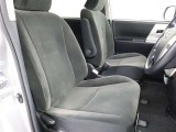 運転席・助手席共に肘かけ付きで、ゆったりとしたドライビングが楽しめます。