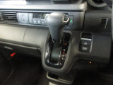 インパネシフトだから視線の移動も少なく足元もスッキリ。運転席もゆったりしているのでゆとりを持ってドライブできますね。