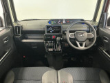 【インパネ】運転のしやすさを最優先に設計された見晴らしの良いフロントビュー。車両間隔が掴みやすく狭い道でも安心♪「安全」と「品質」を最優先に、安心してお乗りいただけるクルマを提供いたします。