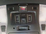 オーバーヘッドに配置された両側パワースライドドア&パワーバックドアスイッチ