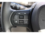 ハンドル左部分でオーディオ操作が可能。そのため、運転中でも目線をずらさずに安全運転♪スマートフォンを接続してハンズフリー通話も可能です。