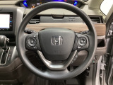 ハンドルにHondaセンシング系のクルーズコントロールやレーンキープアシストなどのスイッチと、オーディオの操作スイッチが装備されています。ハンドルから手を離さず安全に操作できます。