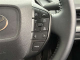 前方の車との車間を設定し、スピードを上げたり緩めたりを自動で行ってくれる追尾式の「レーダークルーズ」。上級装備の一つです!高級車にしかつかない嬉しい機能です。