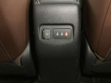アームレスト後ろにはUSBソケットを装備!後席でも携帯を充電することができます!