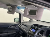 日差しをカットしながら、身だしなみもチェックできる鏡付きサンバイザーです