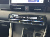 オートエアコンは温度を設定するだけで、自動で風量などを設定してくれます。運転しながら操作も必要ないので、安全性も向上します。