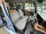 運転席のひじ掛けは安心して肘を預けることができ、運転中の緊張を和らげます。