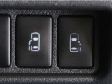 両側パワースライドドア付きだから、狭い駐車スペース等での乗り降り楽々!小さなお子様のいるご家庭には嬉しい装備。