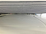 ルーフに、1cm〜5cmほどのへこみが複数ある車両となっております。