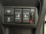 【リア両側パワースライドドア】リモコンなどで自動開閉。Hondaスマートキーを携帯していれば、軽い力で解錠とドアオープンが行えます。半ドア状態まで閉めると、自動的に全閉する機能付き。