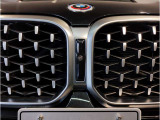 【キドニーグリル】BMWは約90年もの間、ほぼ全ての車両にひと目でBMWだと分かるこの特徴的なフロントグリルが備えられ、デザイン・アイコンとして親しまれてきました。
