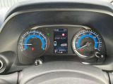 視認性の高いメーターで運転情報を的確に把握できます