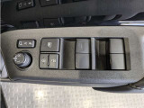 パワーウィンドウのスイッチですよ。 運転席に居ながら窓を開け閉めのコントロールできますよ。 ロック機能で、子供がイタズラして窓を開けるという事も無くなりますよ。