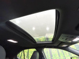 【サンルーフ】開放感たっぷりの希少装備、サンルーフが装着されています!車内に明かりを取り入れたり景色を楽しむ以外にも、車内の空気も簡単に換気できて快適です!