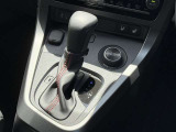 シフトレバー付近です。AT車です。