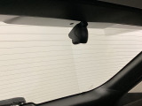 後方にもドライブレコーダーのカメラが付いています。前後両方でお車の周りを監視・記録いたします。