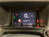 デジタル表示のスピードメーターとタコメーター、燃費やオドメーターなどの表示の他に、ホンダセンシング機能などの表示もできる多機能なマルチインフォメーション・ディスプレイです。