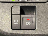指先だけで簡単に操作が可能な電動パーキングブレーキを採用。「HOLD」スイッチを押すと、渋滞や信号待ちなどでブレーキペダルから足を離しても、ブレーキを保持するので安心です