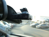 ドライブレコーダーは、車の運転中に前方の映像を記録する装置です。万が一の事故の際に、状況を記録して証拠として利用することができます。