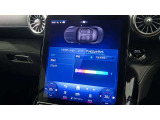 【アンビエントライト】ドア、ダッシュボード、センターコンソールなどの柔らかなLEDの間接光が、室内空間を上質に彩り、ラグジュアリーな雰囲気を醸成します。照明色は64色から選べ、明るさも調整可能。