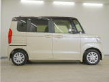 リアには左右スライドドアを採用。狭い駐車場でも開閉しやすく、強風の日でもドアが煽られにくくなっております。小さなお子さまやご年配の方も安心して乗り降りできます。