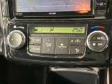 【オートエアコン】一度お好みの温度に設定すれば、車内の温度を検知し風量や温度を自動で調整。暑い&hellip;寒い&hellip;と何度もスイッチ操作をする必要はありません。快適な車内空間には必須の機能ですね♪