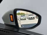 ●アウディサイドアシスト『後方の死角を並走する車両を検知しドアミラーの内側のLEDが点灯。ドライバーに注意を促し事故を未然に防ぐシステムです。』