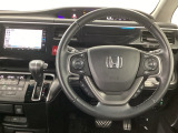 【ハンドル】運転にかかわる様々な操作を安全に行えるように視点移動が少なく操作性に配慮されたスイッチ類が凝縮されたコックピットです。