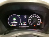 ハイブリット車専用のメーターです。右側の大型スピードメーターに加え、ステアリングスイッチを使って左のマルチインフォメーション・ディスプレイで燃費や動力伝達などの情報が見れるようになっています。