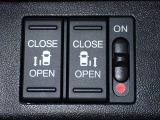 運転席からもスライドドアをボタン操作でスピーディーに開閉できます!またスマートキーでも操作できるので便利です。