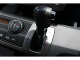 インパネシフトだから視線の移動も少なく足元もスッキリ♪運転席もゆったりしているのでゆとりを持ってドライブできますね!