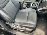 運転席の画像です。足元やシートまわりに余裕があり、リラックスした姿勢で運転が可能です。視界も良好で操作系へのアクセスもしやすく、快適で安心感のあるドライブをサポートします。