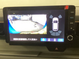バックギアに入れますとご覧のような画像に自動的に切り替わります。車庫入れ時に役立ちます。