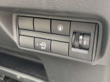 【アイドリングストップ】信号待ち等で、停車させると自動的にエンジンを停止し、再び走行するときは自動的にエンジンを始動することで、排気ガスの発生や騒音を抑制するとともに燃費を向上。キャンセルも出来ます。