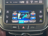 【オートエアコン】一度お好みの温度に設定すれば、車内の温度を検知し風量や温度を自動で調整。暑い&hellip;寒い&hellip;と何度もスイッチ操作をする必要はありません。快適な車内空間には必須の機能ですね♪